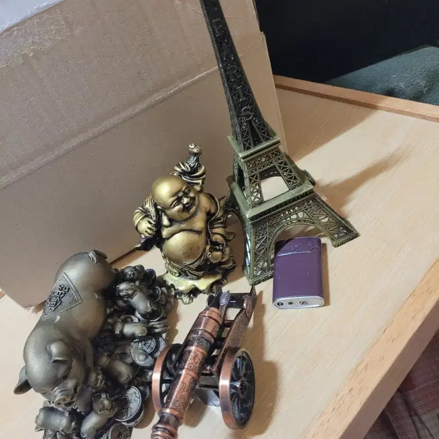 [BUNJANG] Vintage Eiffel Tower Miniature Coin Purse Pig Cannon Lighter / 빈티지 에펠탑 미니어처 복주머니 돼지 대포 모형 라이터