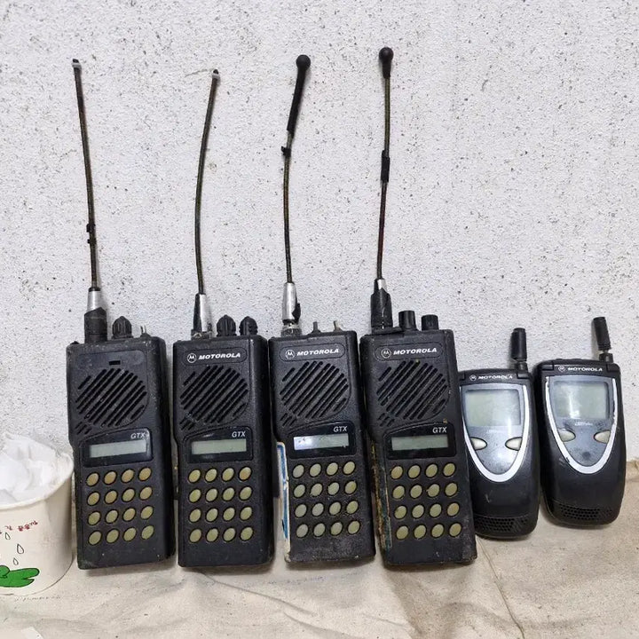 [BUNJANG] Motorola Walkie-Talkies (4 units) and Phones (2 units) / 모토로라 워키토키 4개 핸드폰 2개 입니다
