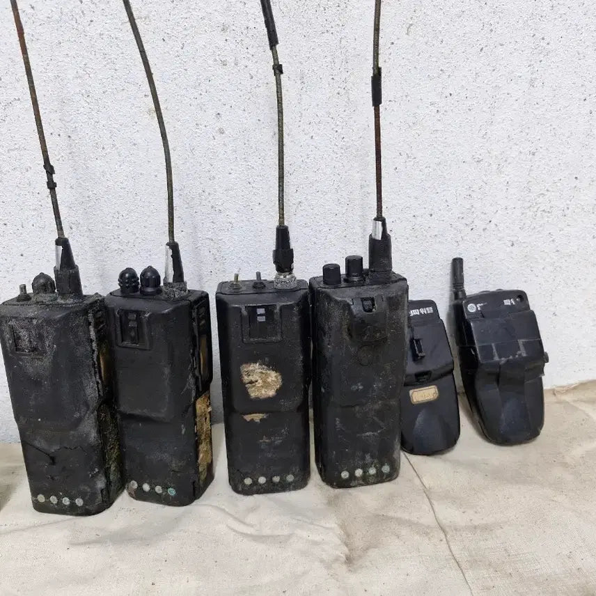 [BUNJANG] Motorola Walkie-Talkies (4 units) and Phones (2 units) / 모토로라 워키토키 4개 핸드폰 2개 입니다