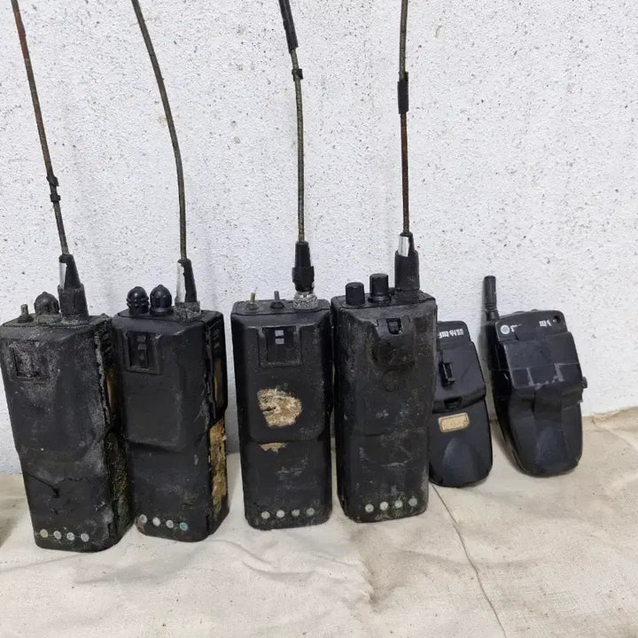 [BUNJANG] Motorola Walkie-Talkies (4 units) and Phones (2 units) / 모토로라 워키토키 4개 핸드폰 2개 입니다