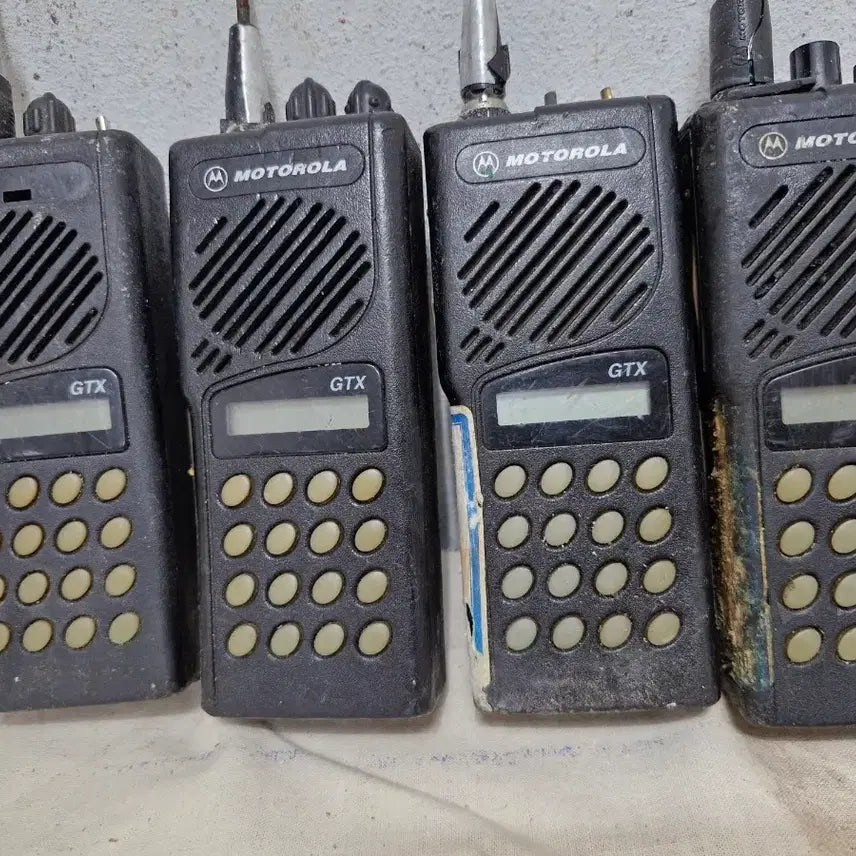 [BUNJANG] Motorola Walkie-Talkies (4 units) and Phones (2 units) / 모토로라 워키토키 4개 핸드폰 2개 입니다