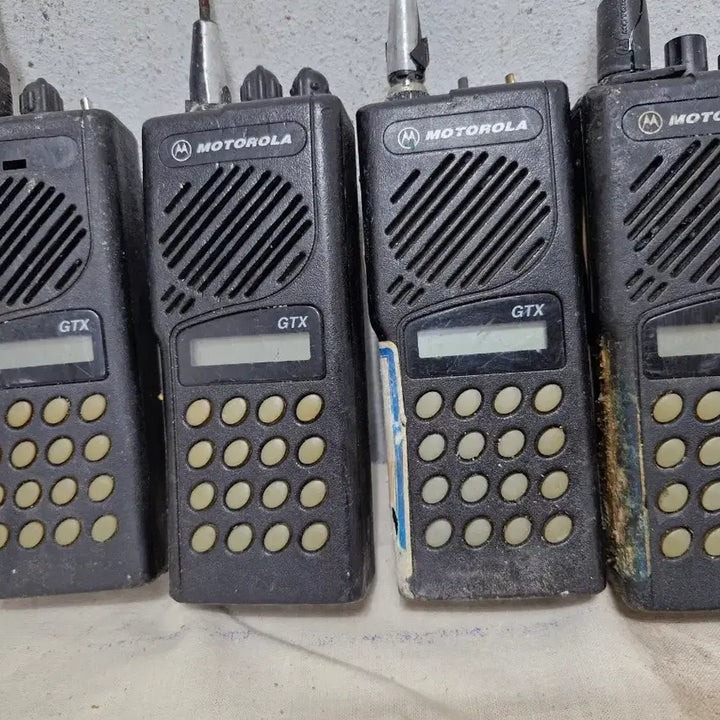 [BUNJANG] Motorola Walkie-Talkies (4 units) and Phones (2 units) / 모토로라 워키토키 4개 핸드폰 2개 입니다
