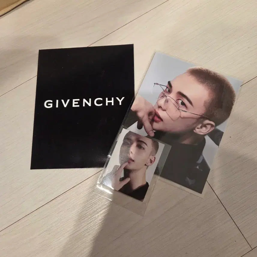 [BUNJANG] Stray Kids Hyunjin Givenchy Poster Card &amp; Photocard Set / 지방시 스키즈 현진 포스터카드 및 포토카드 스트레이키즈 skz
