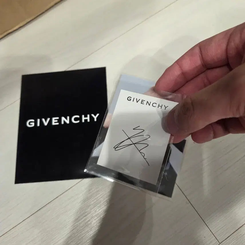 [BUNJANG] Stray Kids Hyunjin Givenchy Poster Card &amp; Photocard Set / 지방시 스키즈 현진 포스터카드 및 포토카드 스트레이키즈 skz