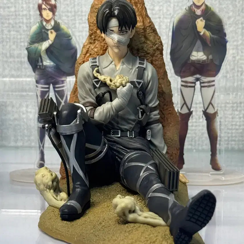 [BUNJANG] Attack on Titan Levi Ichiban Kuji C Prize Acrylic Stand and Can Badge Set / 택포13.5))진격의 거인 리바이 제일복권 C상
