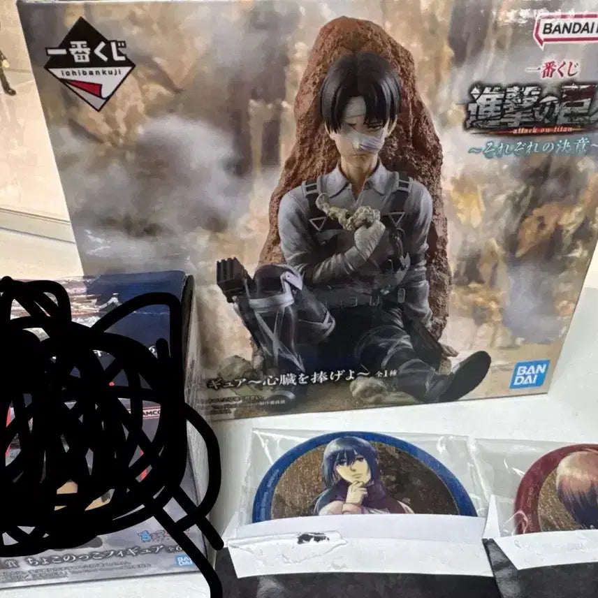 [BUNJANG] Attack on Titan Levi Ichiban Kuji C Prize Acrylic Stand and Can Badge Set / 택포13.5))진격의 거인 리바이 제일복권 C상