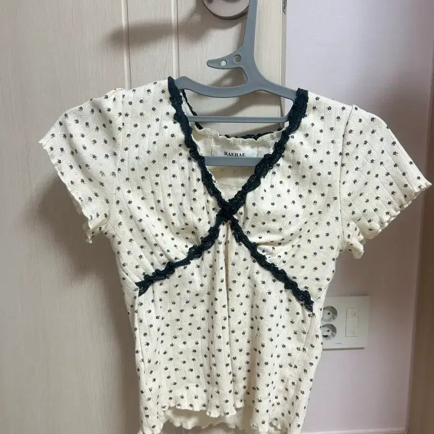 [SOLD OUT] 레이스 플라워 티셔츠