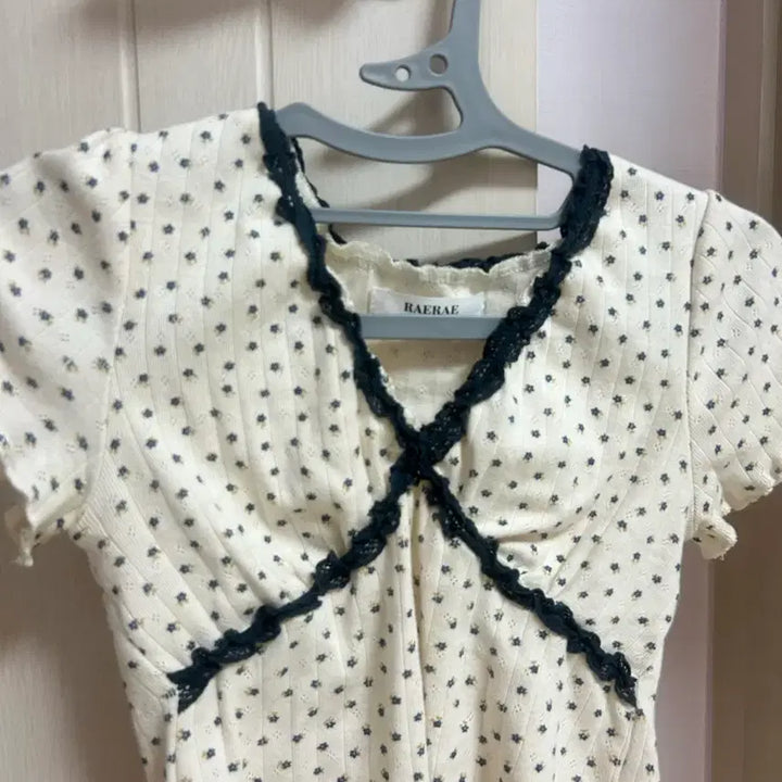 [SOLD OUT] 레이스 플라워 티셔츠