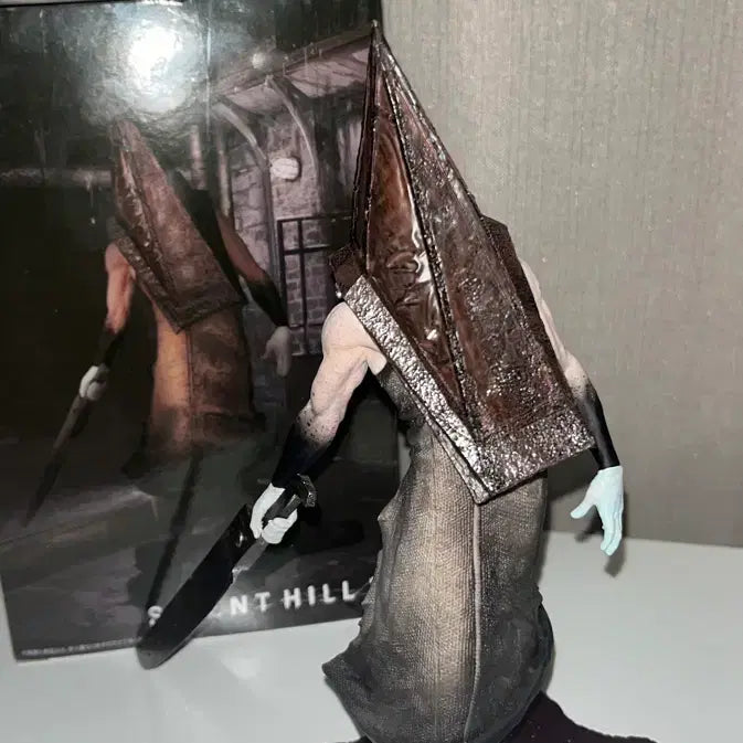 [BUNJANG] Silent Hill Pyramid Head Figure / 사일런트힐 삼각두 피라미드헤드 피규어