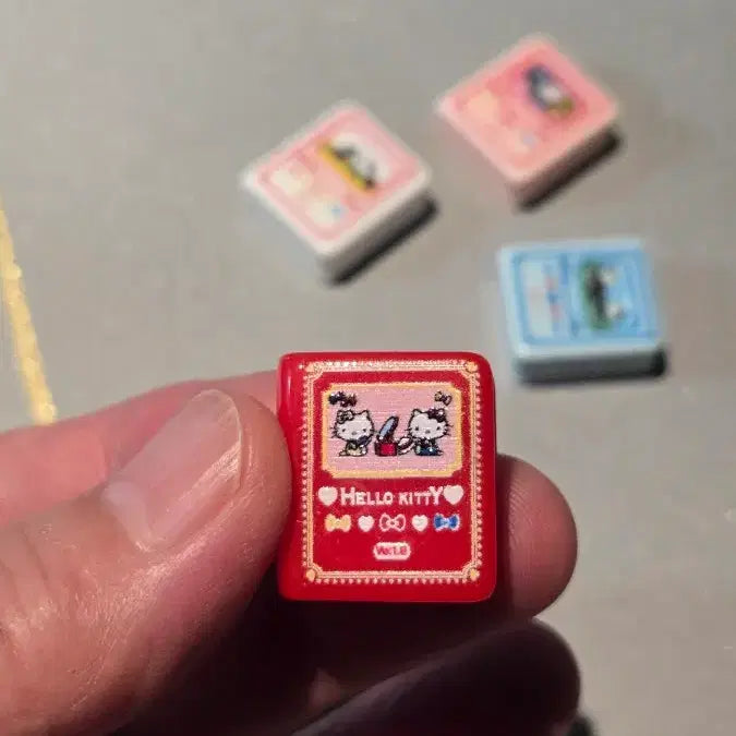 [BUNJANG] Hello Kitty Book Set with Miniature Bookshelf / 헬로키티책4권과 책장 미니어처