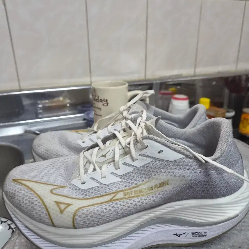 [BUNJANG] Mizuno Wave Rebellion Flash 2 Running Shoes White Gold 280mm / 미즈노 웨이브 리벨리온 플래시 2 화이트 골드 280mm