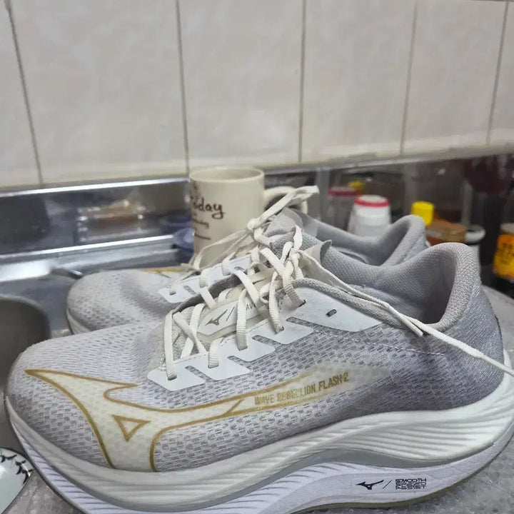 [BUNJANG] Mizuno Wave Rebellion Flash 2 Running Shoes White Gold 280mm / 미즈노 웨이브 리벨리온 플래시 2 화이트 골드 280mm
