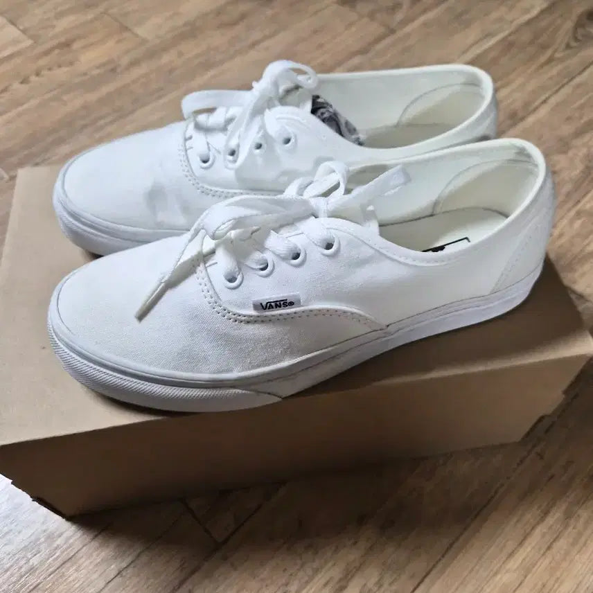 [BUNJANG] Vans Authentic Sneakers White / 반스 어센틱 스니커즈 화이트 240