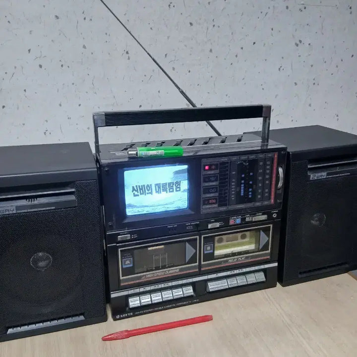 [BUNJANG] Lot-e 3-in-1 Vintage 4-Inch B&amp;W CRT TV, Double Cassette Player &amp; Radio / 3 in 1 빈티지 4인치 흑백tv &amp; 더블데크 카세트 &amp; 라디오