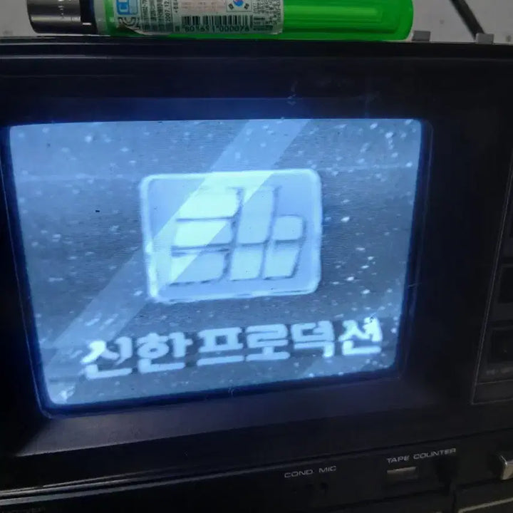 [BUNJANG] Lot-e 3-in-1 Vintage 4-Inch B&amp;W CRT TV, Double Cassette Player &amp; Radio / 3 in 1 빈티지 4인치 흑백tv &amp; 더블데크 카세트 &amp; 라디오