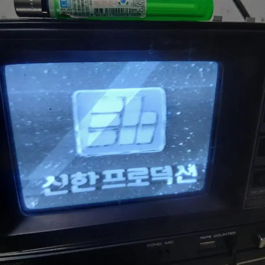 [BUNJANG] Lot-e 3-in-1 Vintage 4-Inch B&amp;W CRT TV, Double Cassette Player &amp; Radio / 3 in 1 빈티지 4인치 흑백tv &amp; 더블데크 카세트 &amp; 라디오