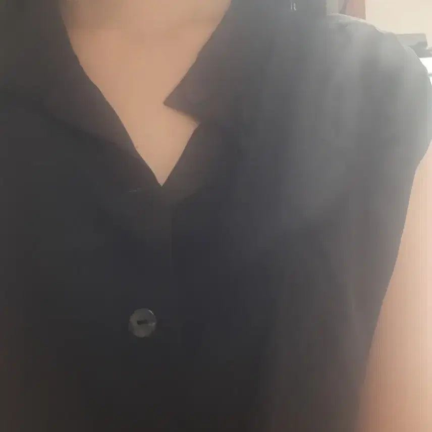 [BUNJANG] Satin Feel Two-Way Mandarin Collar Button Sleeveless Shirt Blouse Black / 새틴느낌 투웨이 차이나칼라 단추 민소매 셔츠 블라우스 블랙