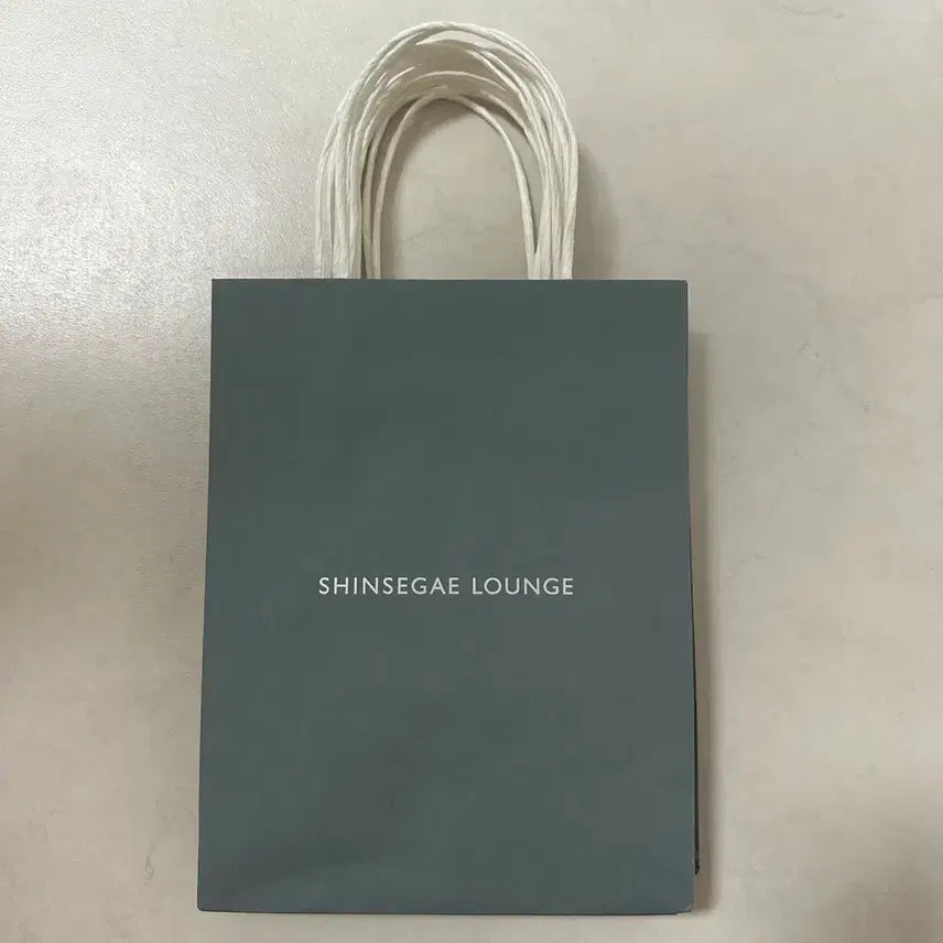 [BUNJANG] Shinsegae Department Store Lounge Shopping Bag (Avenueuel Emerald &amp; Black) / 라운지 쇼핑백 (에비뉴엘 에메랄드&amp;블랙 / 신세계)