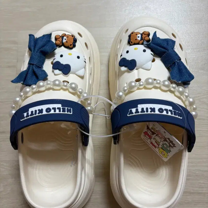 [SOLD OUT] 산리오 헬로키티  진주 리본 크록스 st 뮬 샌들 슬리퍼 250 새상품