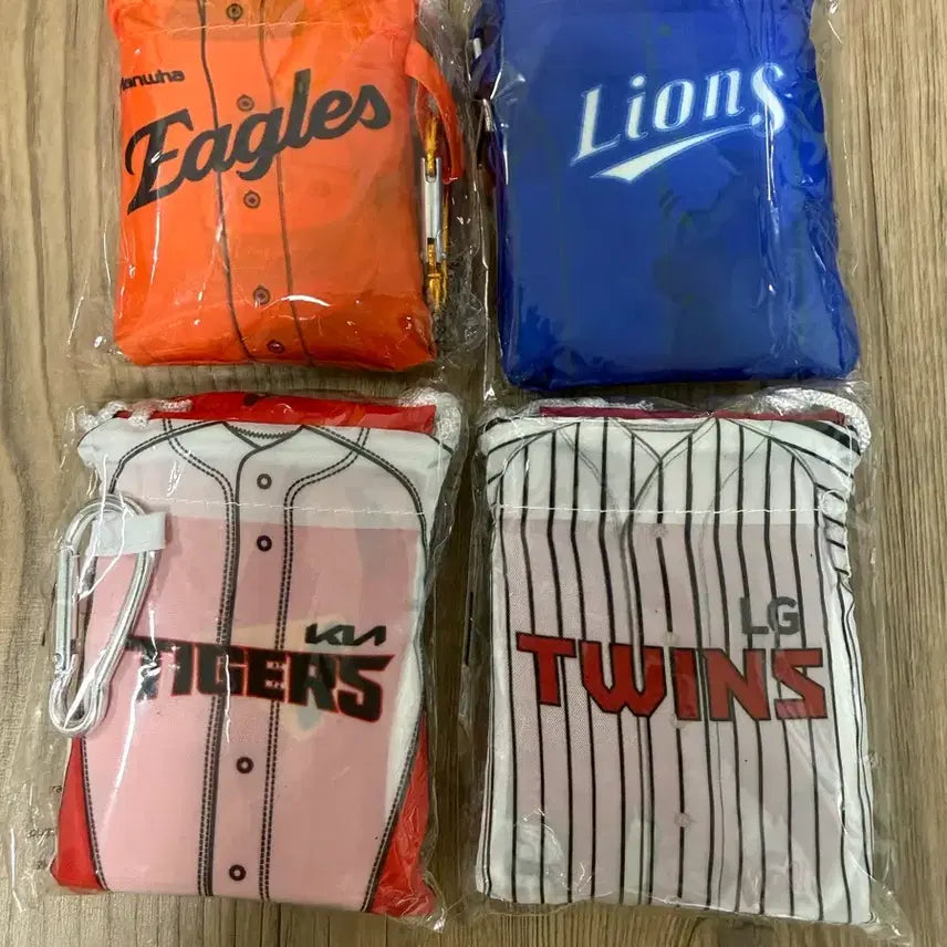 [BUNJANG] Lotte Wellfood KBO Heritage Badge &amp; Keychain Set / 롯데웰푸드 KBO 뱃지 키링 짐색 팔아요