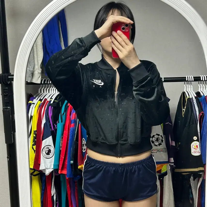 [SOLD OUT] 나이키 에어 벨벳 크롭 자켓 블랙