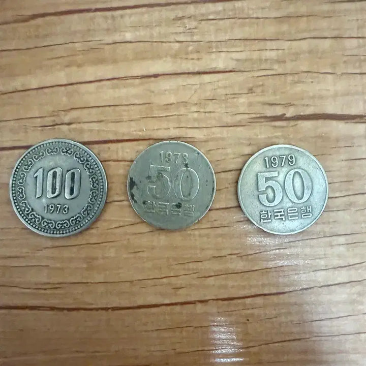 [BUNJANG] Lot of 3 Vintage Korean Coins: 1979 50 Won (2) and 1973 100 Won (1) / 희귀동전