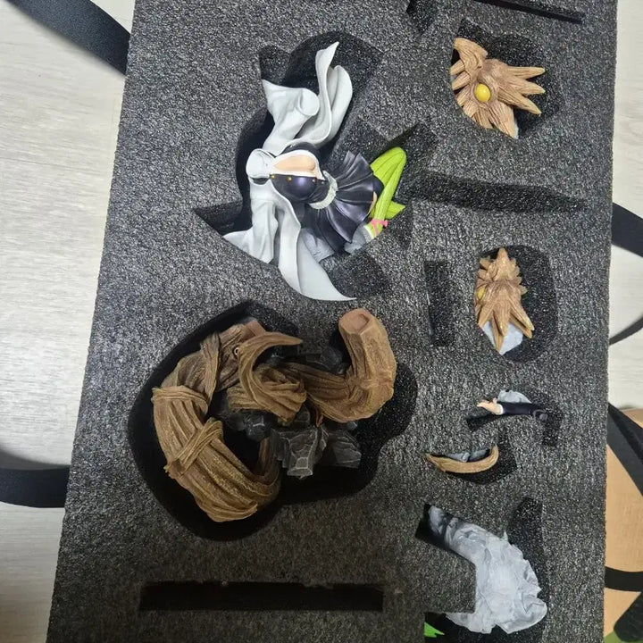 [BUNJANG] Kanroji Mitsuri Resin Figure with Display Cabinet / 귀멸의칼날 미츠리 레진 피규어 + 장식장