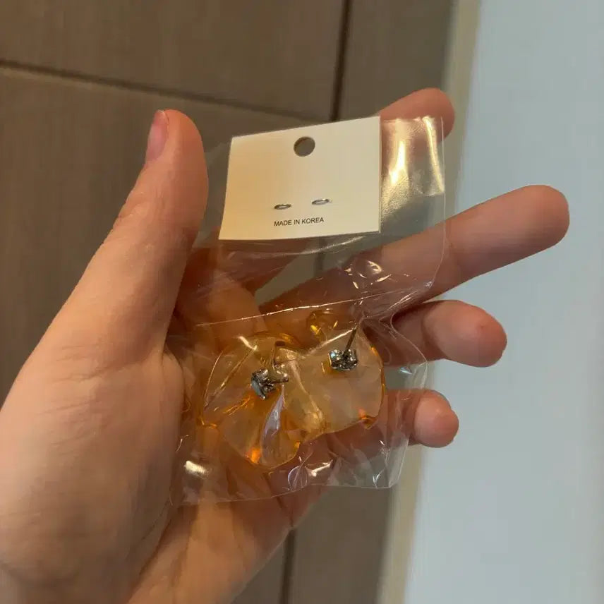 [SOLD OUT] YOUXME 진주 포인트 오렌지 귀걸이(미착용)