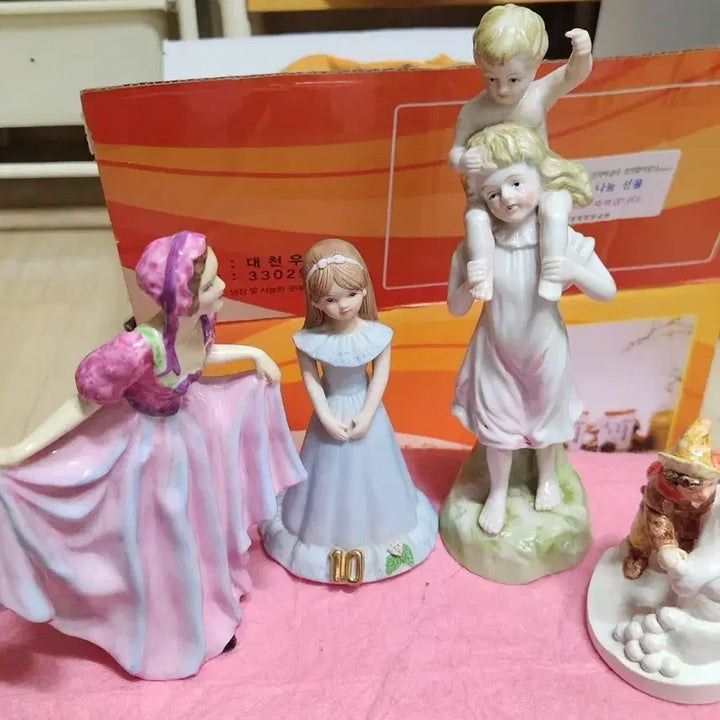[BUNJANG] Vintage Handmade Pommerin Porcelain Dolls Set of 4 / 빈티지 수작업 포메린 도자기인형 4점일괄