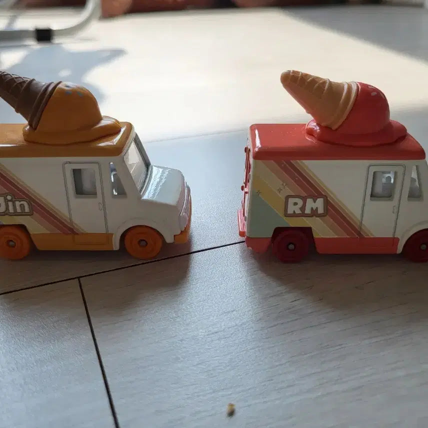 [BUNJANG] BTS Ice Cream Truck 2-Type Bundle Set / 타카라 토미카 방탄소년단 BTS 아이스크림 트럭 자동차 2종 일괄