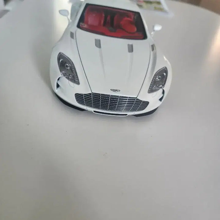 [BUNJANG] Aston Martin ONE-77 1:18 Scale Model Car / 애스턴마틴 ONE-77 1:18 모형자동차