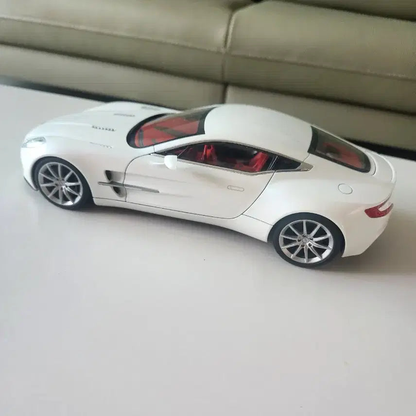 [BUNJANG] Aston Martin ONE-77 1:18 Scale Model Car / 애스턴마틴 ONE-77 1:18 모형자동차
