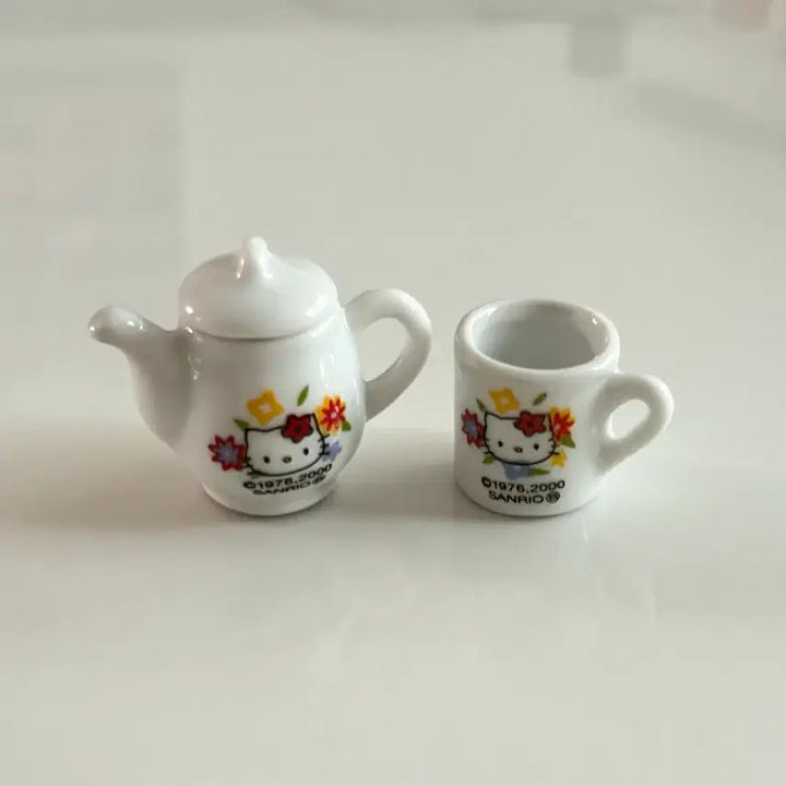 [BUNJANG] Vintage Sanrio Hello Kitty Miniature Teapot and Teacup Set / 고전 키티 미니어쳐 찻잔 티포트 세트