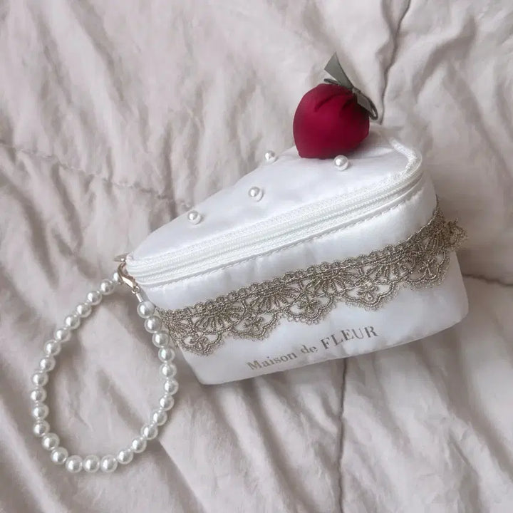 [BUNJANG] Maison de FLEUR Strawberry Cake Pouch / 메종드플뢰르 딸기 케이크 파우치 쇼트케이크 삼각 양산형 지뢰게
