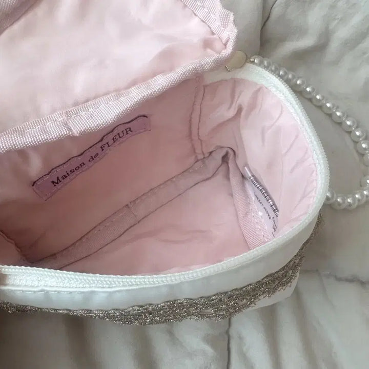 [BUNJANG] Maison de FLEUR Strawberry Cake Pouch / 메종드플뢰르 딸기 케이크 파우치 쇼트케이크 삼각 양산형 지뢰게