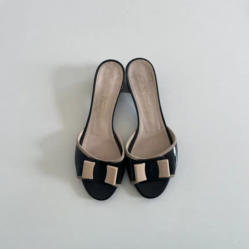 [BUNJANG] Salvatore Ferragamo Vara Bow Black Patent Mule Slides / 페라가모 바라 보우 블랙 페이턴트 뮬 슬라이드