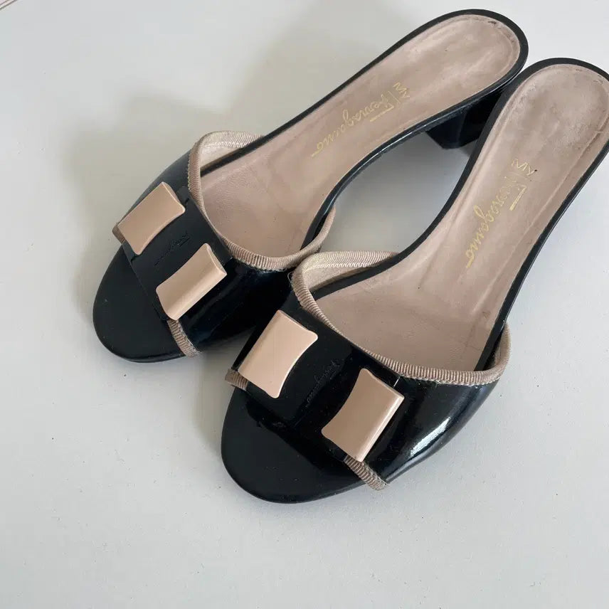 [BUNJANG] Salvatore Ferragamo Vara Bow Black Patent Mule Slides / 페라가모 바라 보우 블랙 페이턴트 뮬 슬라이드