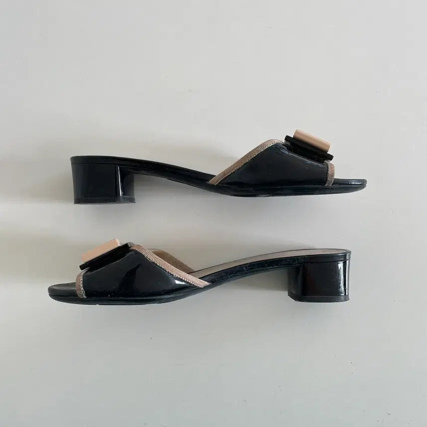 [BUNJANG] Salvatore Ferragamo Vara Bow Black Patent Mule Slides / 페라가모 바라 보우 블랙 페이턴트 뮬 슬라이드