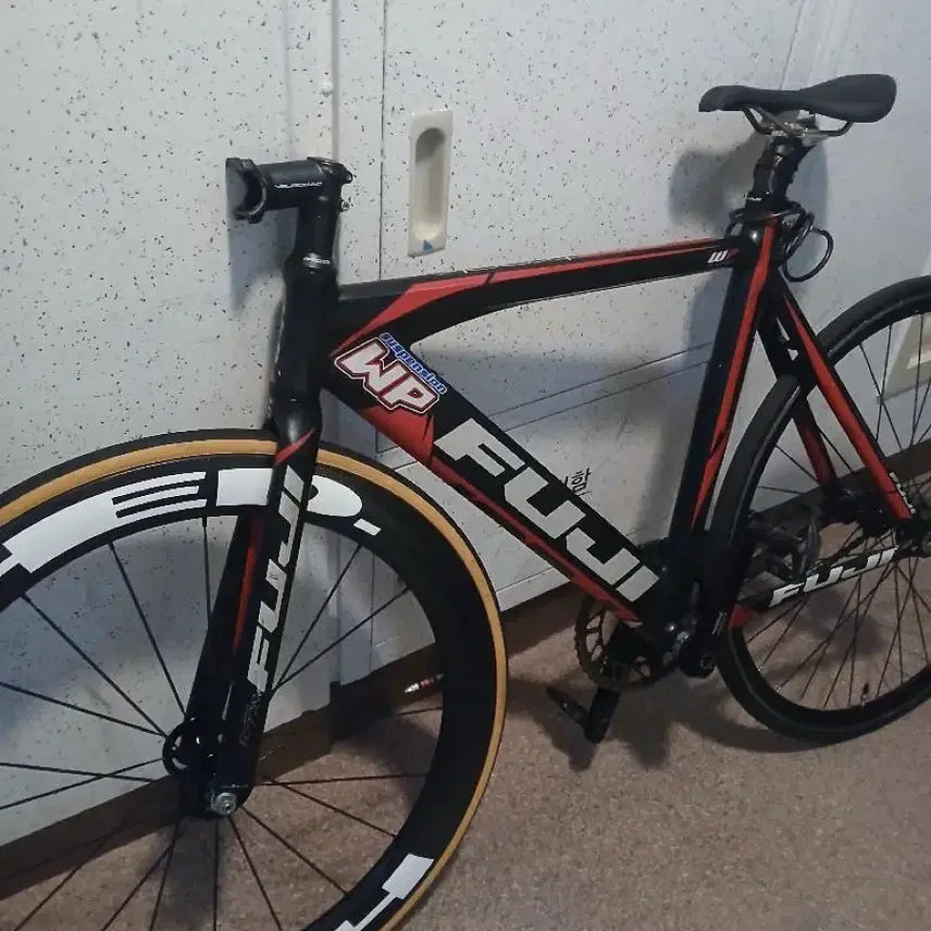 [BUNJANG] Fuji Track 1.1 Track Bike with HED Carbon Wheel and Velodad Components / 후지 트랙 1.1 픽시 판매 (HED 카본휠 / 3D 안장 / 벨로시닷