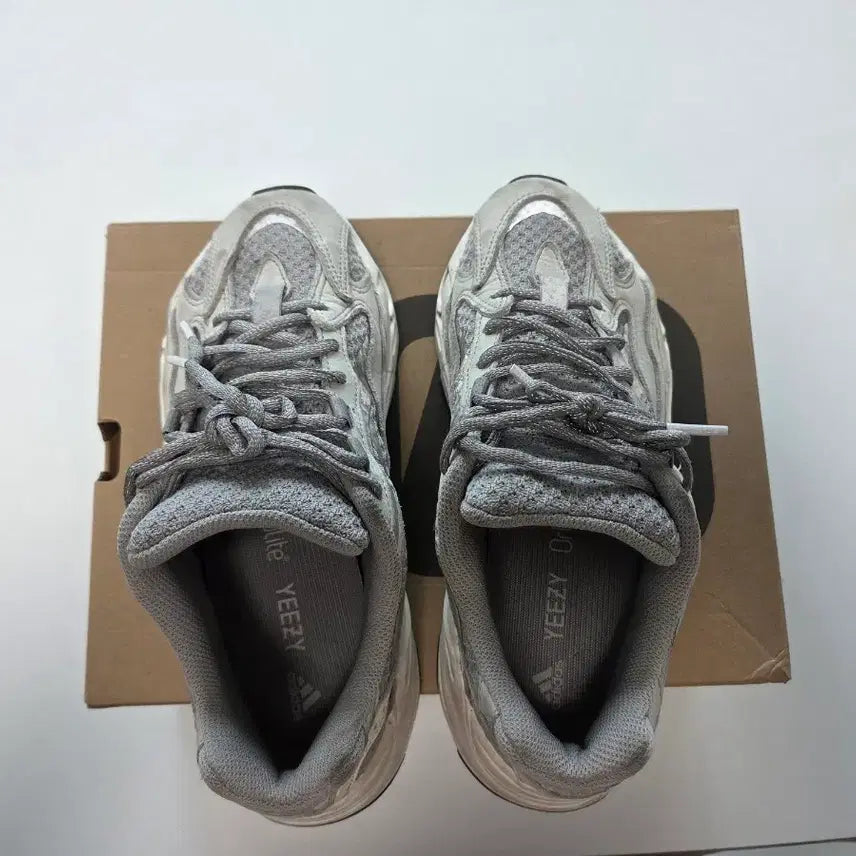 [SOLD OUT] 이지부스터 700 스태틱