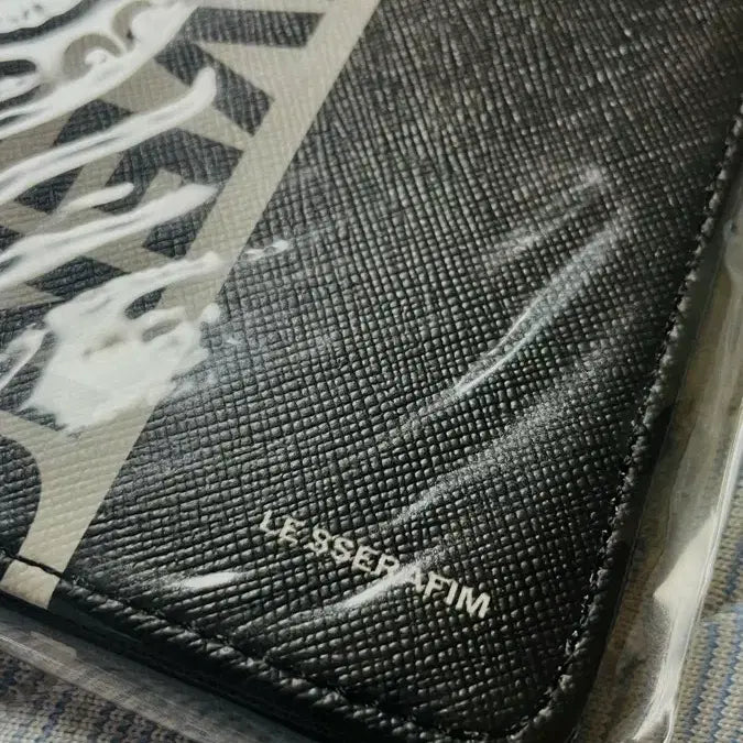 [BUNJANG] LE SSERAFIM Passport Holder / 르세라핌 여권지갑 여권케이스 미사용