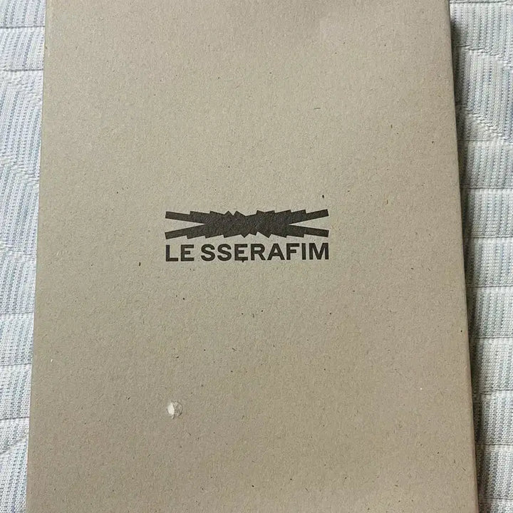 [BUNJANG] LE SSERAFIM Passport Holder / 르세라핌 여권지갑 여권케이스 미사용