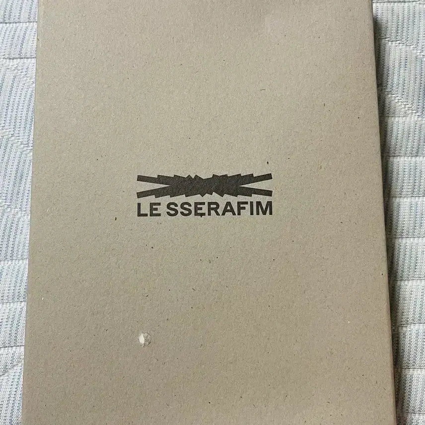 [BUNJANG] LE SSERAFIM Passport Holder / 르세라핌 여권지갑 여권케이스 미개봉 미사용