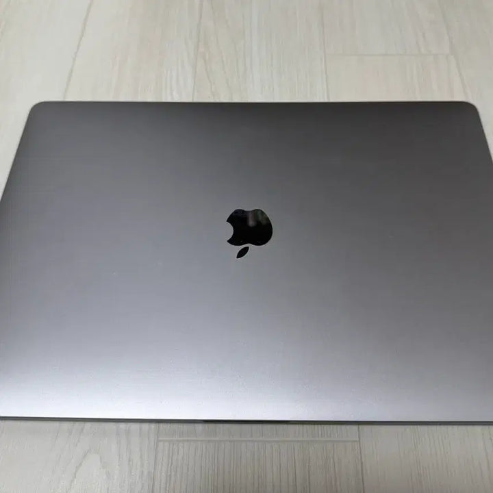 [BUNJANG] Apple MacBook Pro 15-inch (2017) Space Gray / 맥북 프로 15인치 (2017년형) 스페이스그레이