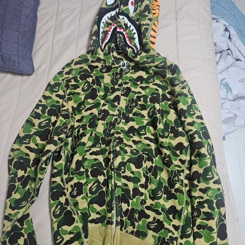 [SOLD OUT] 베이프 후드집업 팝니다