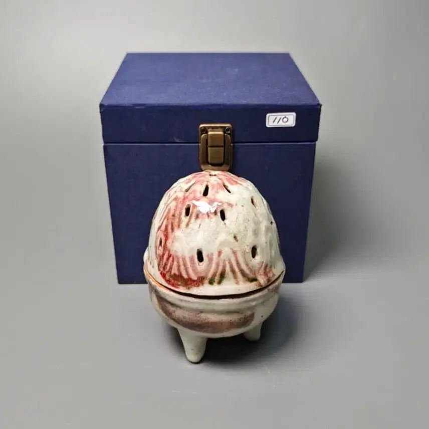 [BUNJANG] Chinese Celadon Porcelain Tripod Incense Burner, Late Qing Dynasty - Republic of China Era / [진품] 청말 민국 방송 홍반유 삼족 투공 향로 중국도자기 골동품 수집품