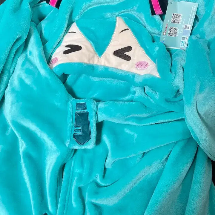 [BUNJANG] Vocaloid Hatsune Miku Hooded Cape Extremely Soft Blanket / 정품택ㅇ]보컬로이드 하츠네 미쿠 굿즈 후드 망토 극세사 담요