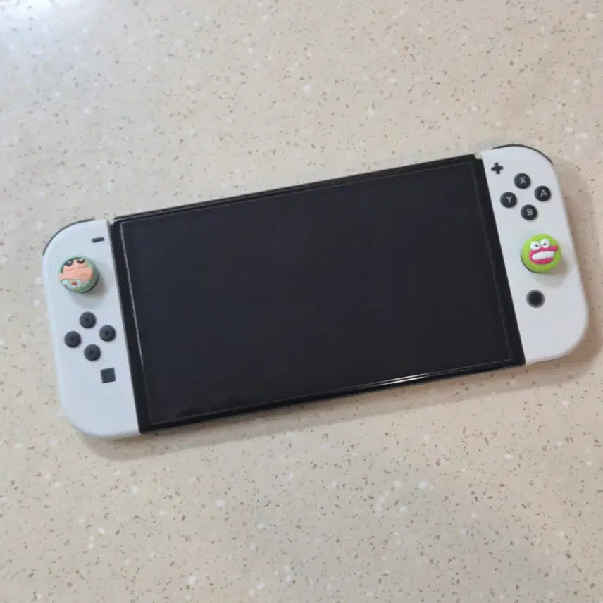 [BUNJANG] Nintendo Switch OLED White Console Bundle with Screen Protector, Crayon Shin-chan Joy-Con Covers, and Crayon Shin-chan Pouch / 닌텐도 스위치 oled 화이트 박스 (액정필름,짱구조이콘커버,짱구파우치)