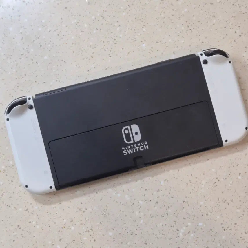 [BUNJANG] Nintendo Switch OLED White Console Bundle with Screen Protector, Crayon Shin-chan Joy-Con Covers, and Crayon Shin-chan Pouch / 닌텐도 스위치 oled 화이트 박스 (액정필름,짱구조이콘커버,짱구파우치)