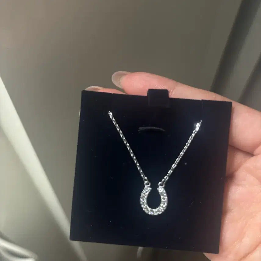 [BUNJANG] Swarovski Horseshoe Necklace White / 스와로브스키 말발굽 네크리스 화이트